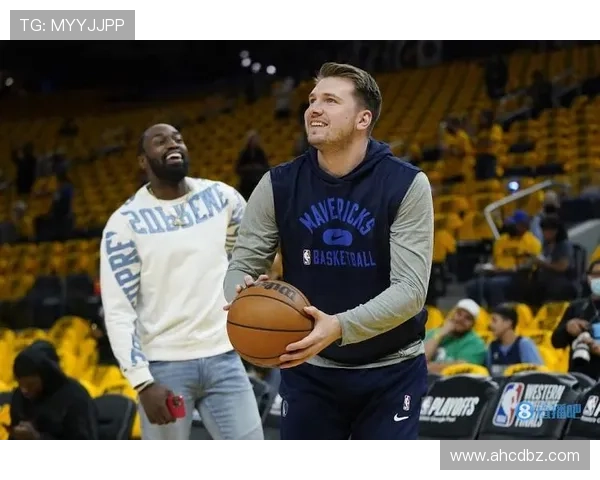 追梦赛后与老队友维金斯亲切交流库里与巴黎奥运队友阿德巴约畅谈未来